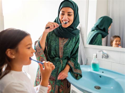 can you brush your teeth with rubber bands in the mirror?